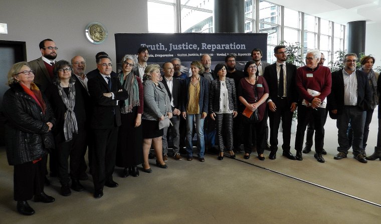 Foto de família de l'acte Veritat, justícia, reparació, al Parlament europeu