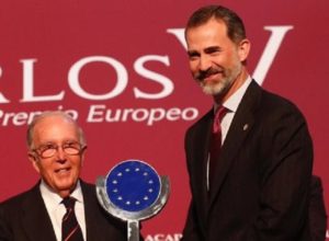 Aquí el Rei lliurant el Premi Europeu Carles V a Marcelino Oreja, tota una distinció al europeisme a algú que va treballar 25 anys en una dictadura autocràtica ...